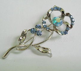 精致胸针选购指南 圣诞树、树叶、花型与彩钻胸针全解析